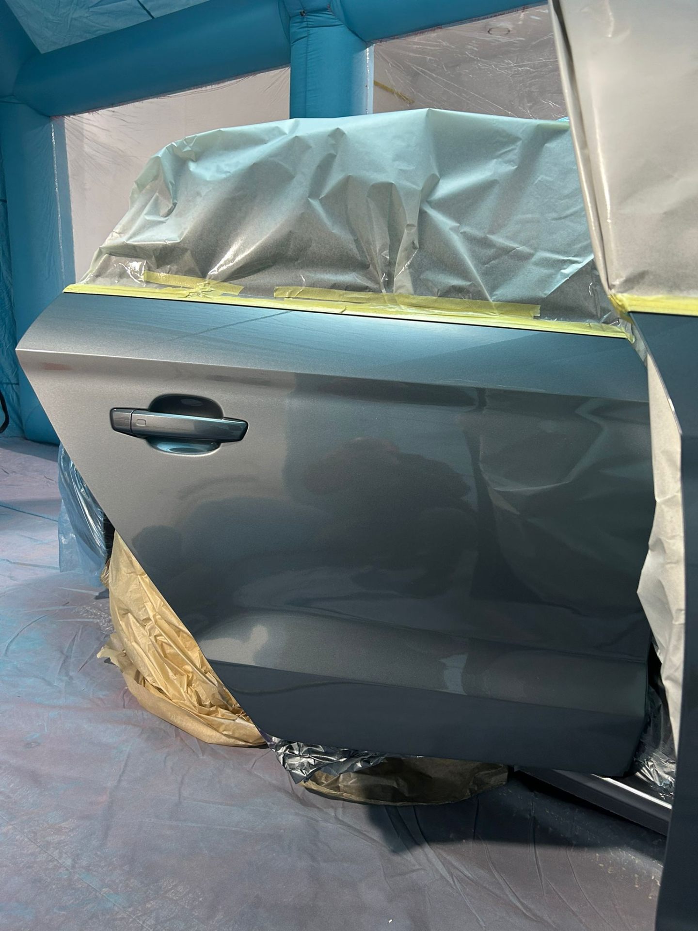 Porte arrière argent après peinture en cabine