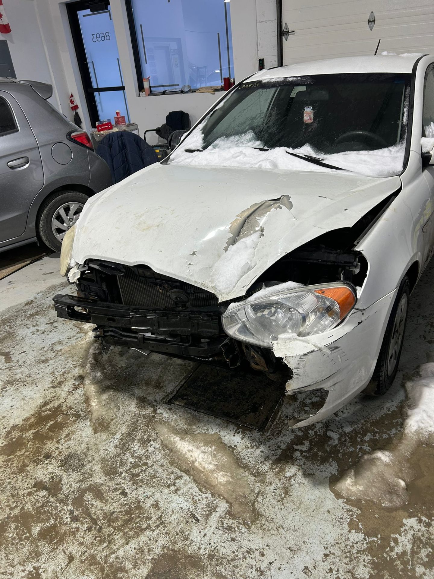Véhicule blanc accidenté avant réparation